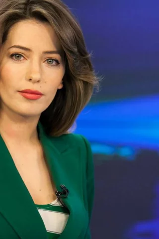 девушка, грудь, телеведущая, длинные волосы, зеленый пиджак, макияж