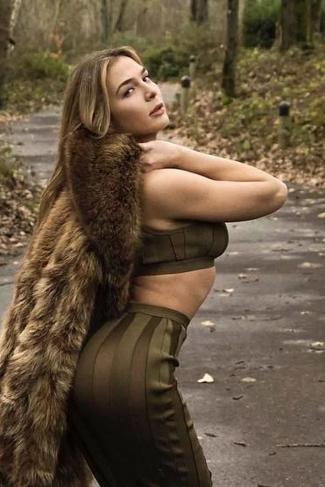 девушка, поза, грудь, ножки, блондинка, девушка в мехах, фигура