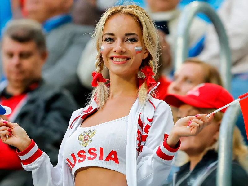 русская болельщица, девушка, грудь, улыбка, топик, девушка с косичками, макияж
