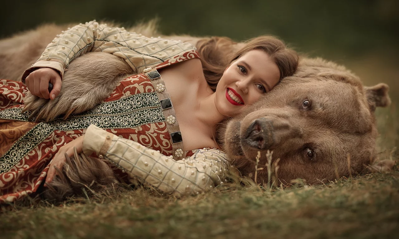русская девушка, грудь, девушка в мехах, медведь, грудь, девушка и медведь, поза лежа, красные губы, улыбка, рабочий рот