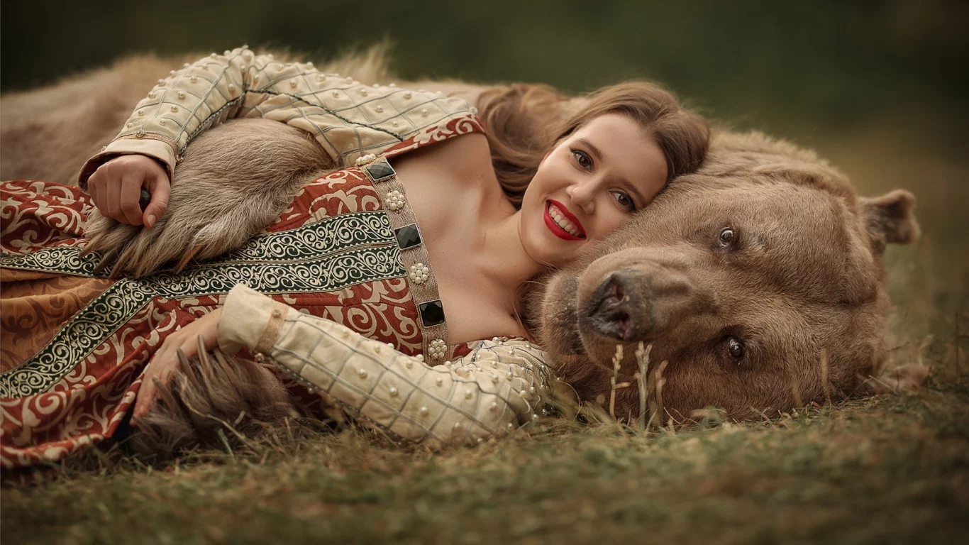 русская девушка, грудь, девушка в мехах, медведь, грудь, девушка и медведь, поза лежа, красные губы, улыбка, рабочий рот