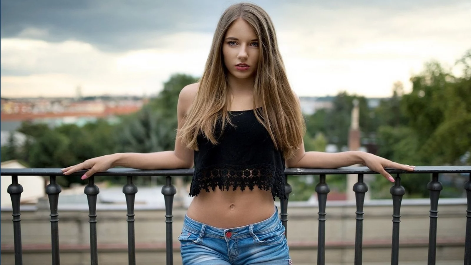 девушка, блондинка, грудь, ножки, топик, животик, пупочек, волосы, красивая фигура, шорты, девушка в шортах