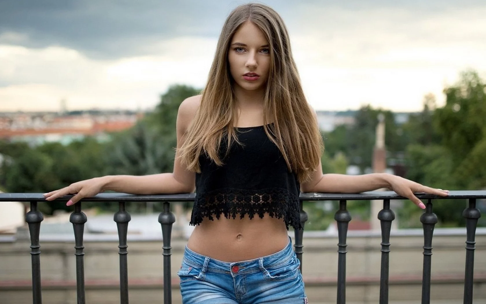 девушка, блондинка, грудь, ножки, топик, животик, пупочек, волосы, красивая фигура, шорты, девушка в шортах