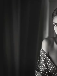 девушка, чернобелая, грудь, голые плечи, макияж, девушка в халате