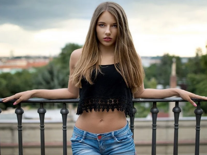 девушка, блондинка, грудь, ножки, топик, животик, пупочек, волосы, красивая фигура, шорты, девушка в шортах