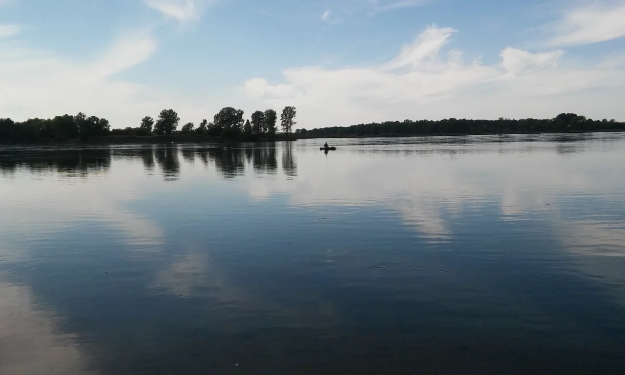 енисей, батюшка рыбаки в протоке на лодках