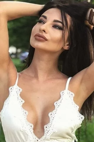 девушка, брюнетка, макияж, грудь, белое платье