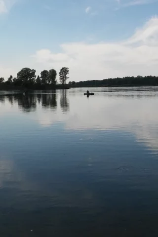 енисей, батюшка рыбаки в протоке на лодках