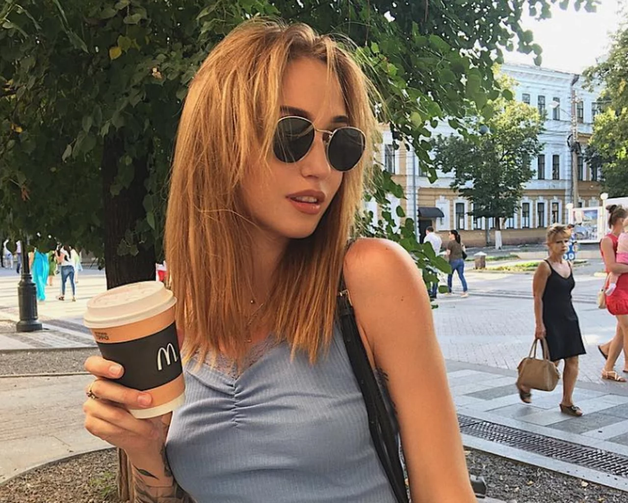 девушка, грудь, русая, девушка в очках, солнечные очки, голубое платье, голые плечи