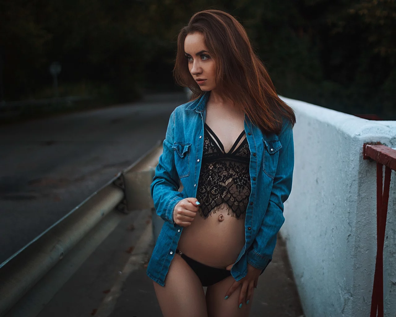 девушка, модель, стройная, милая, милашка, красивая, трусики, стринги, белье, лифчик, животик, на улице