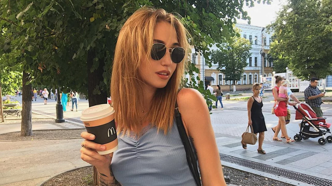 девушка, грудь, русая, девушка в очках, солнечные очки, голубое платье, голые плечи