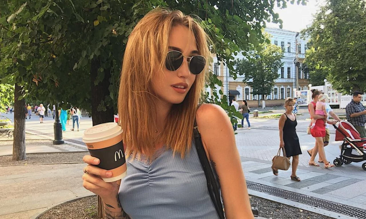 девушка, грудь, русая, девушка в очках, солнечные очки, голубое платье, голые плечи