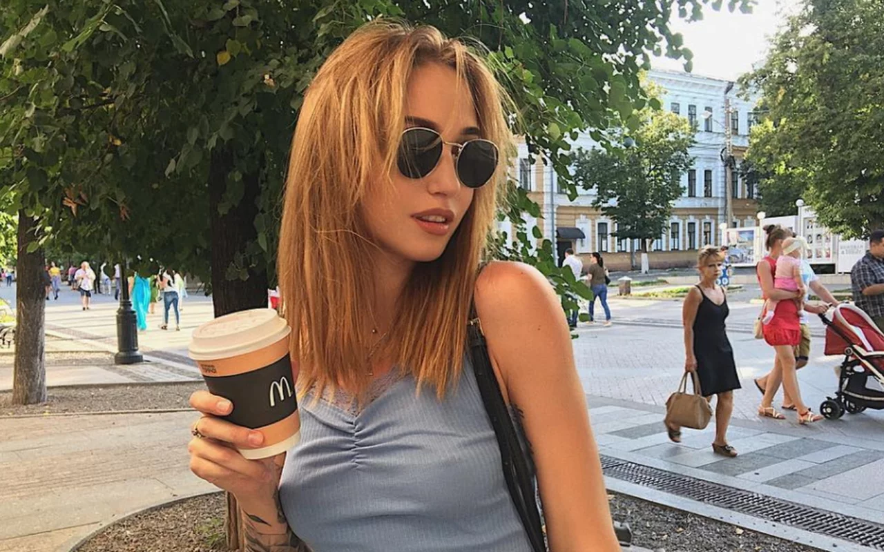 девушка, грудь, русая, девушка в очках, солнечные очки, голубое платье, голые плечи