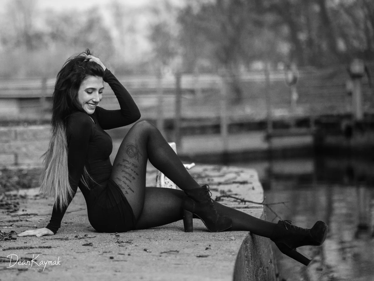 девушка, брюнетка, тату, платье, туфли, улыбка