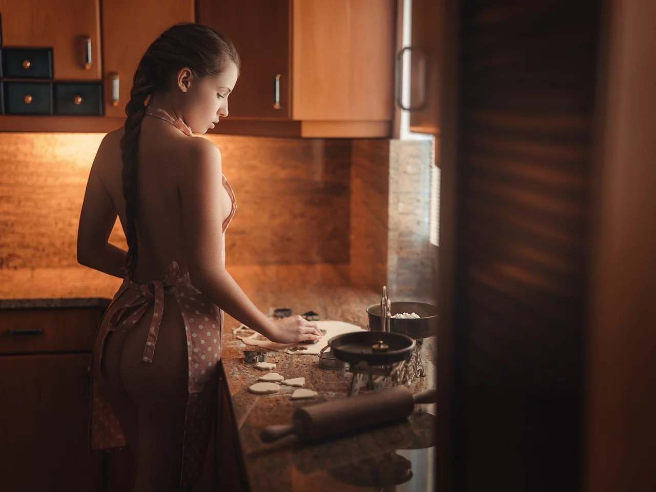 девушка, модель, попа, попка, жопа, задница, кухня, готовит, фартук, скалка, мука, коса, шатенка