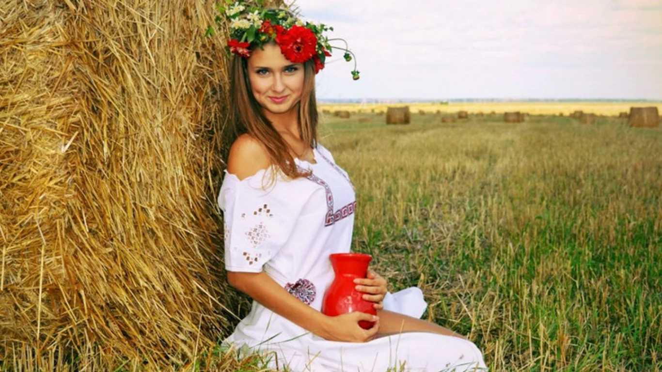 девушка, деревенская девушка, русская девушка, грудь, девушка и сено, поза сидя, макияж, русская красавица