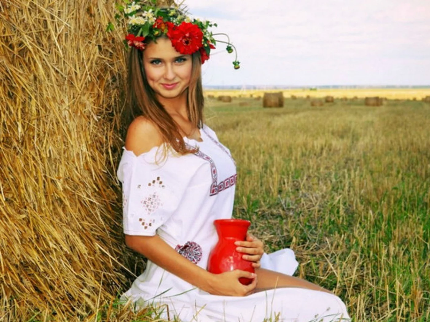девушка, деревенская девушка, русская девушка, грудь, девушка и сено, поза сидя, макияж, русская красавица