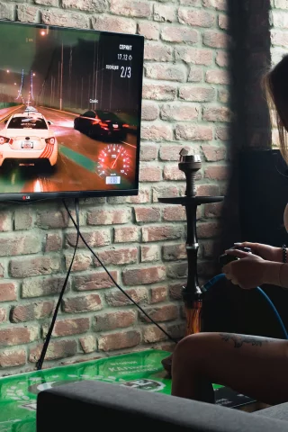 девушка, попка, попа, жопа, задница, шатенка, играет, кальян, тату, шорты, соска, раздвинула ноги