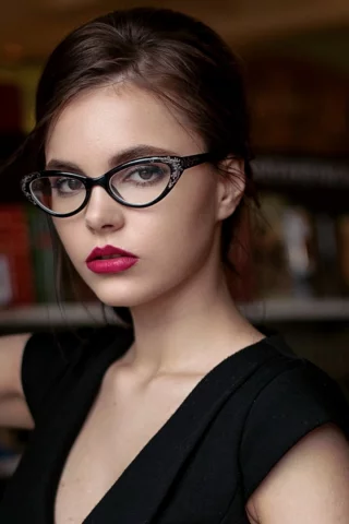 девушка, брюнетка, девушка в очках, черное платье, секретарша, училка, библиотекарша, молодая девушка