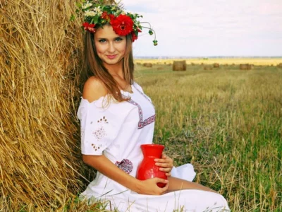 девушка, деревенская девушка, русская девушка, грудь, девушка и сено, поза сидя, макияж, русская красавица
