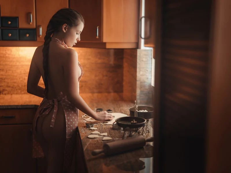 девушка, модель, попа, попка, жопа, задница, кухня, готовит, фартук, скалка, мука, коса, шатенка
