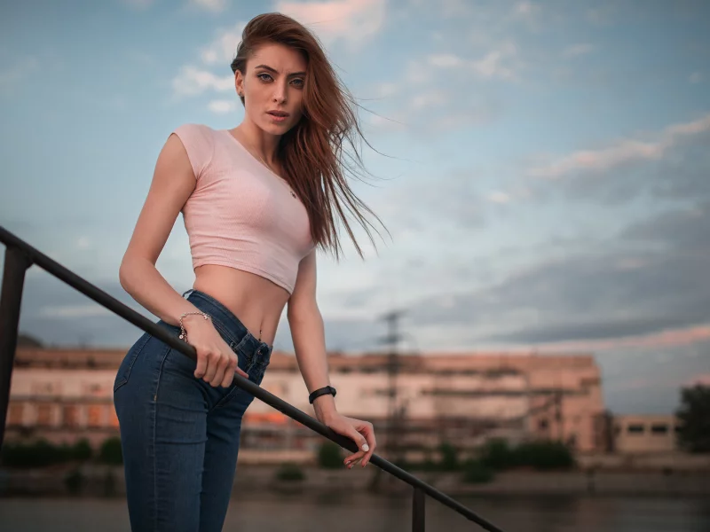 девушка, шатенка, джинсы, взгляд, лето, пирсинг, попка, попа
