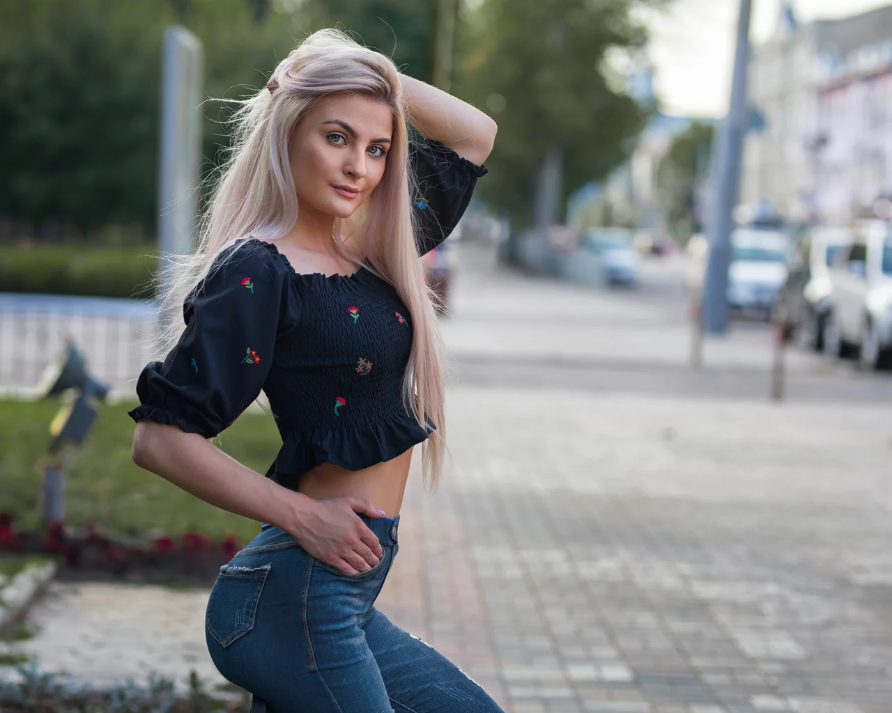 девушка, модель, стройная, милая, милашка, красивая, попа, попка, жопа, задница, ягодицы, джинсы, на улице