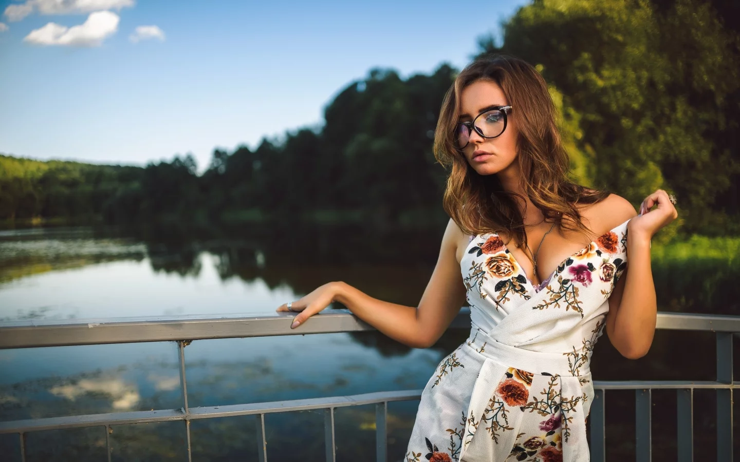 девушка, модель, стройная, милая, милашка, красивая, платье, декольте, сиськи, грудь, река, вода