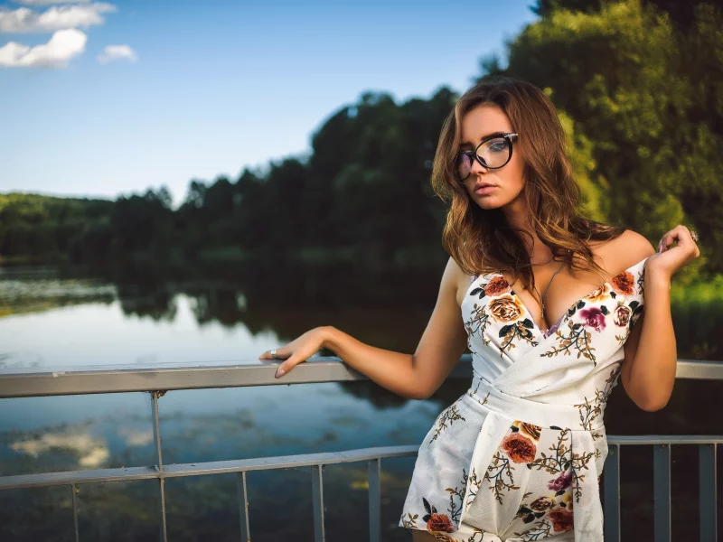 девушка, модель, стройная, милая, милашка, красивая, платье, декольте, сиськи, грудь, река, вода