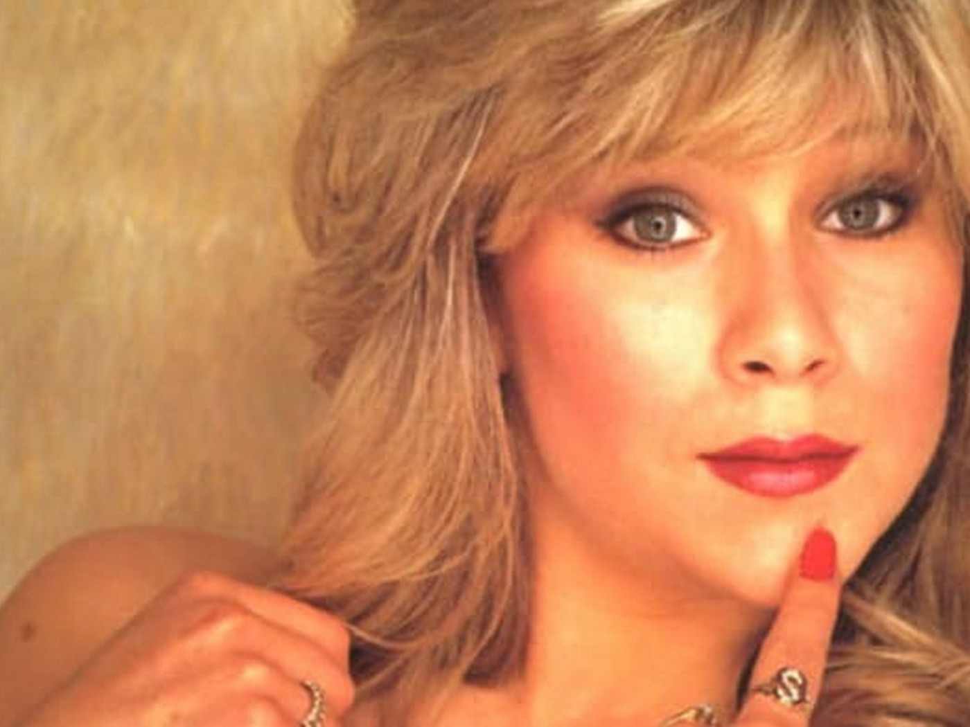 Картинка на рабочий стол samantha fox, саманта фокс, девушка, певица, ретро  фото, макияж, грудь, красивые глаза, секс символ 1400 x 1050