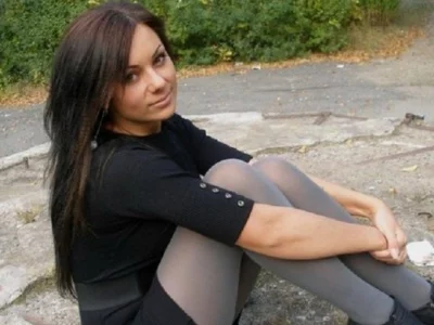 девушка, брюнетка, поза сидя, ножки, грудь, девушка сидит, макияж