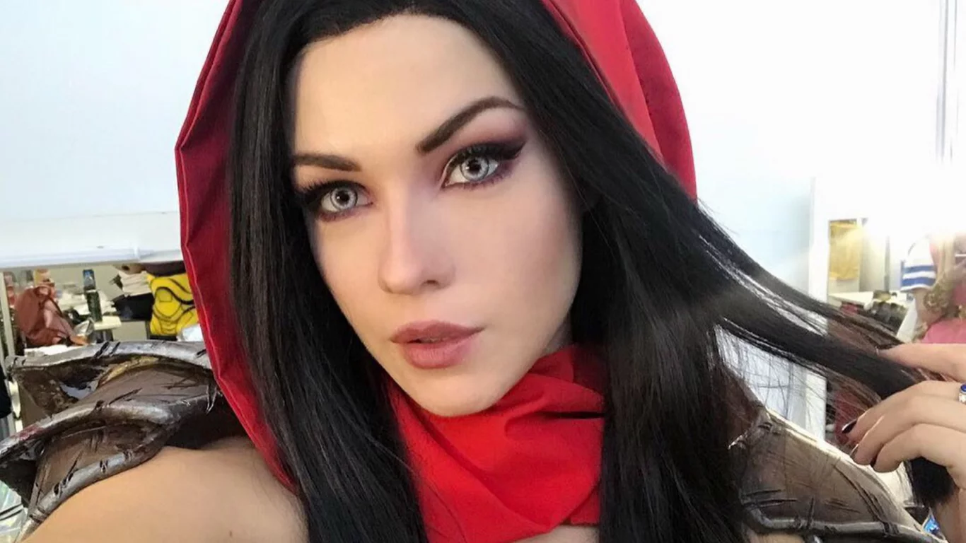 девушка, брюнетка, макияж, грудь, девушка и оружие, девушка в капюшоне