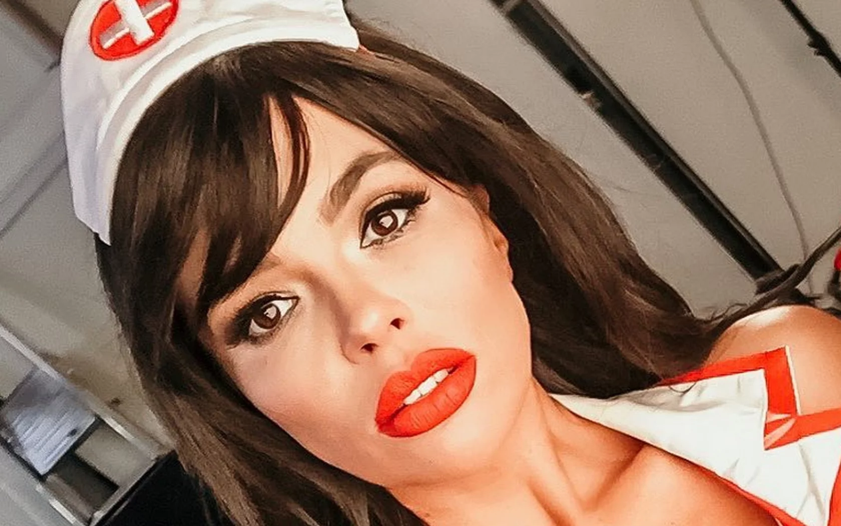 карина зверева, девушка, актриса, юмористка, грудь, ножки, попа, ляжки, шикарные волосы, фигуристое тело, длинные волосы, макияж