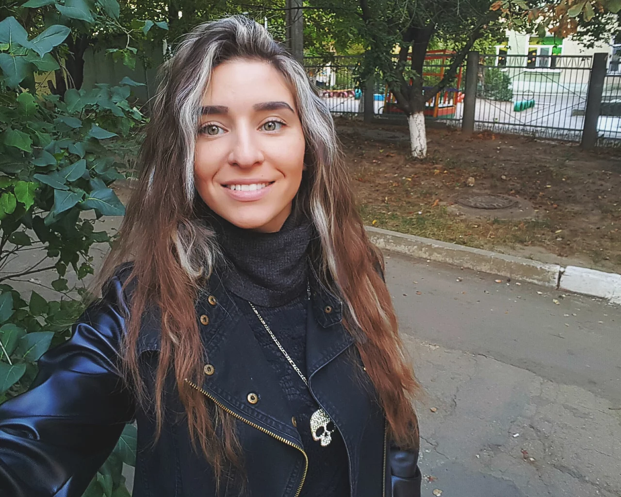 девушка, улица, улыбка