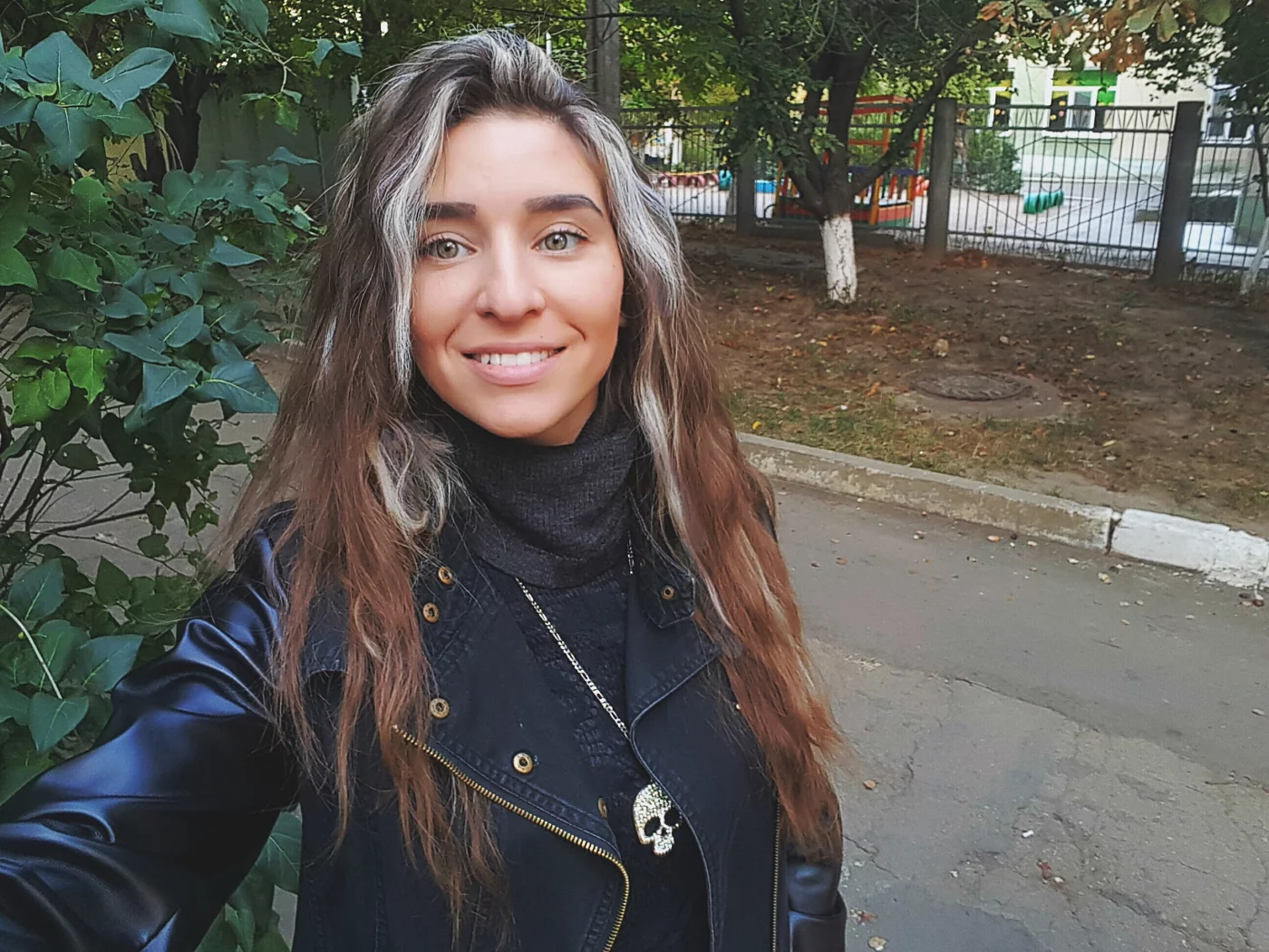 девушка, улица, улыбка