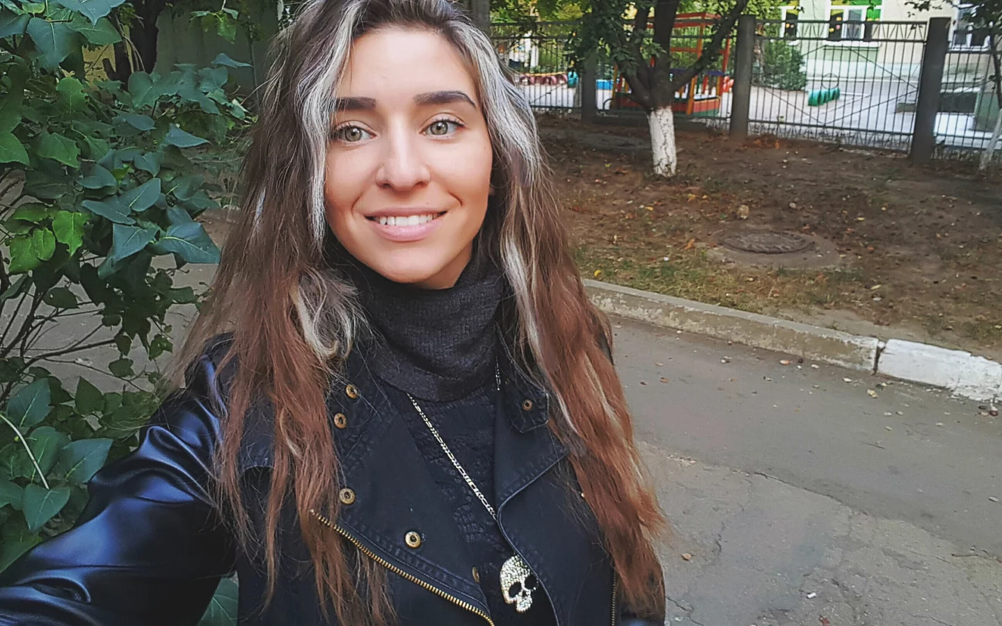девушка, улица, улыбка