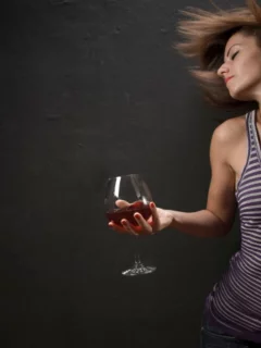 девушка, грудь, фигура, стаканчик, бутылка, маечка, девушка с бутылкой