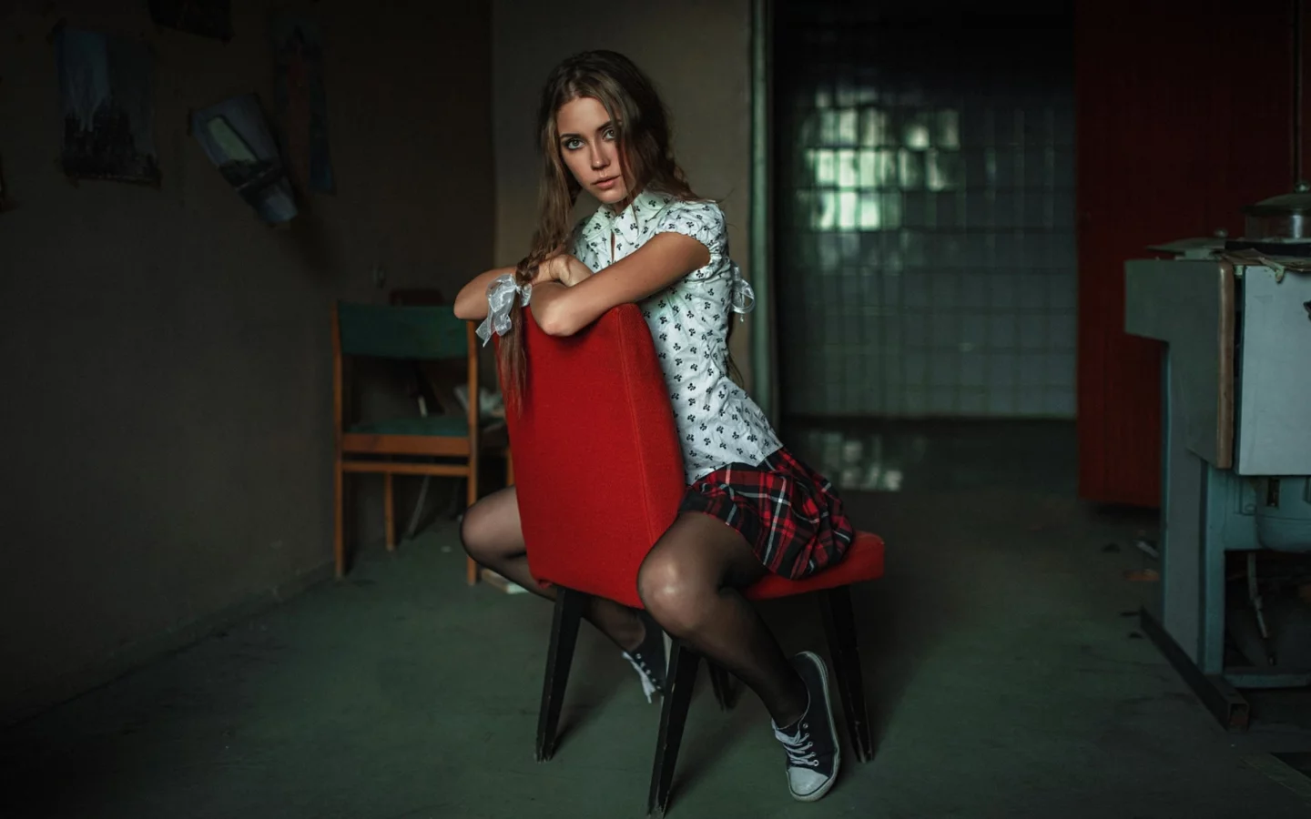 брюнетка, взгляд, на стуле