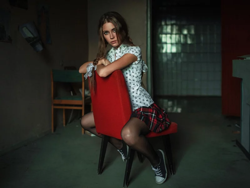 брюнетка, взгляд, на стуле