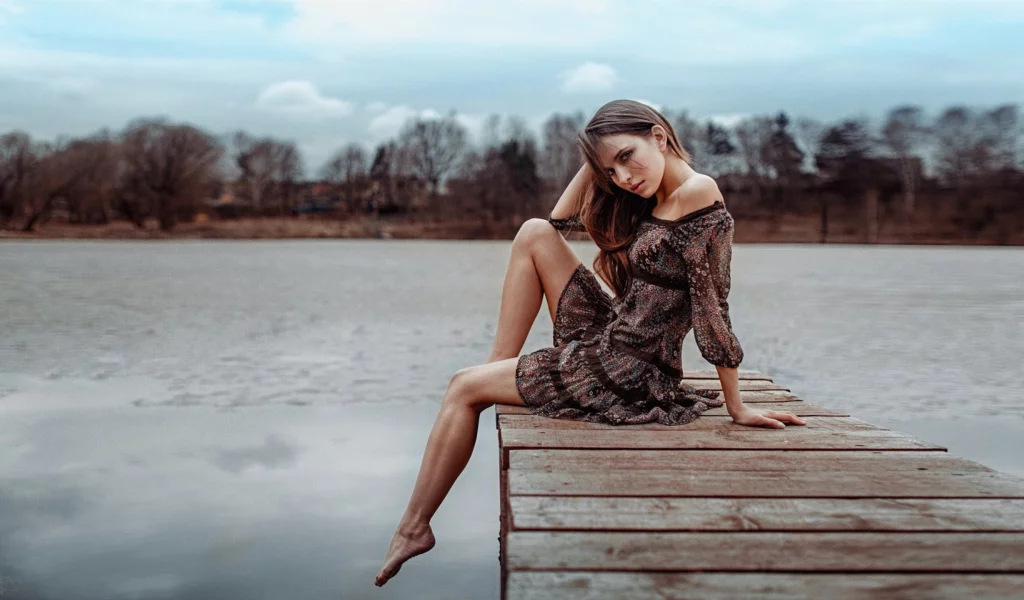 девушка, позирует, на мостках