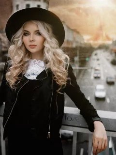 модель, блондинка, позирует, в шляпке