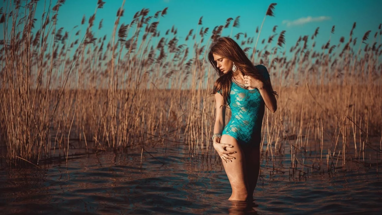 девушка, позирует, в купальнике, стоя, в воде