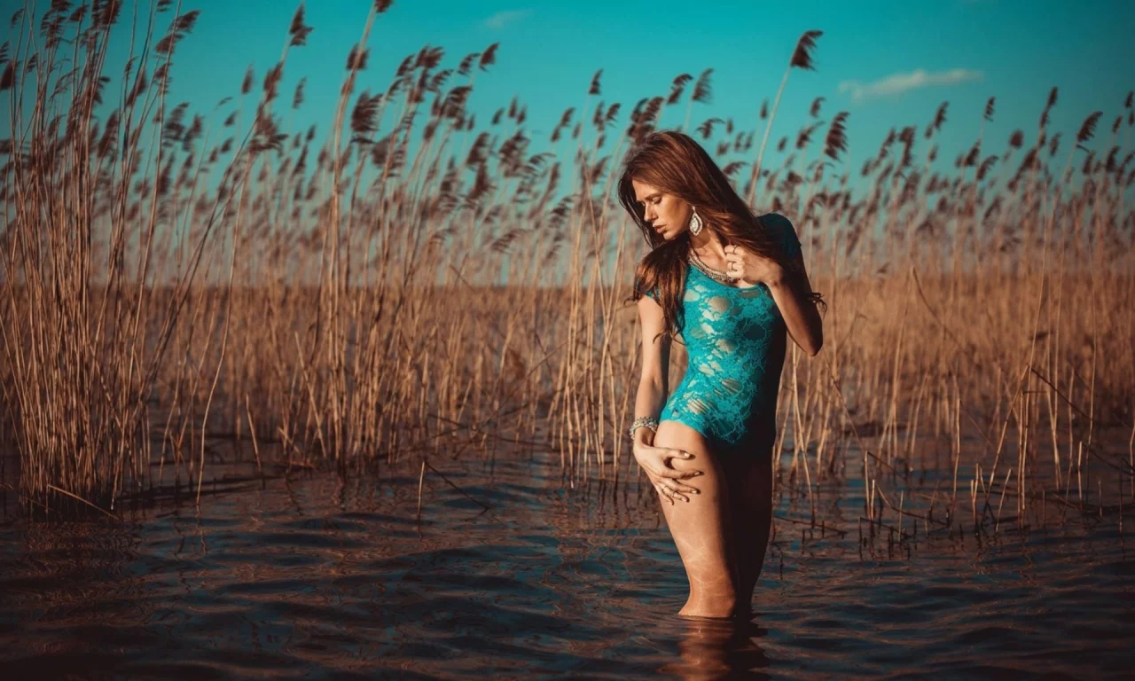 девушка, позирует, в купальнике, стоя, в воде