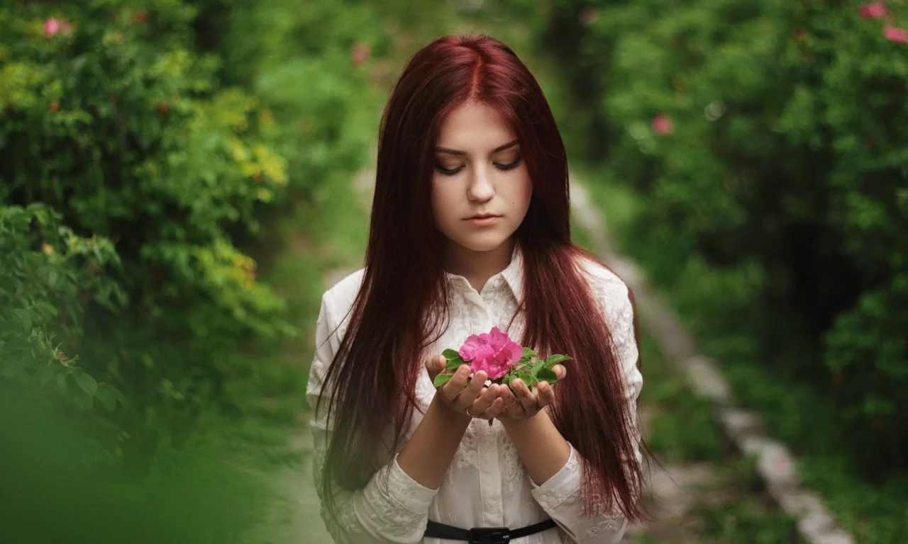 девушка, позирует, с цветами, в руках