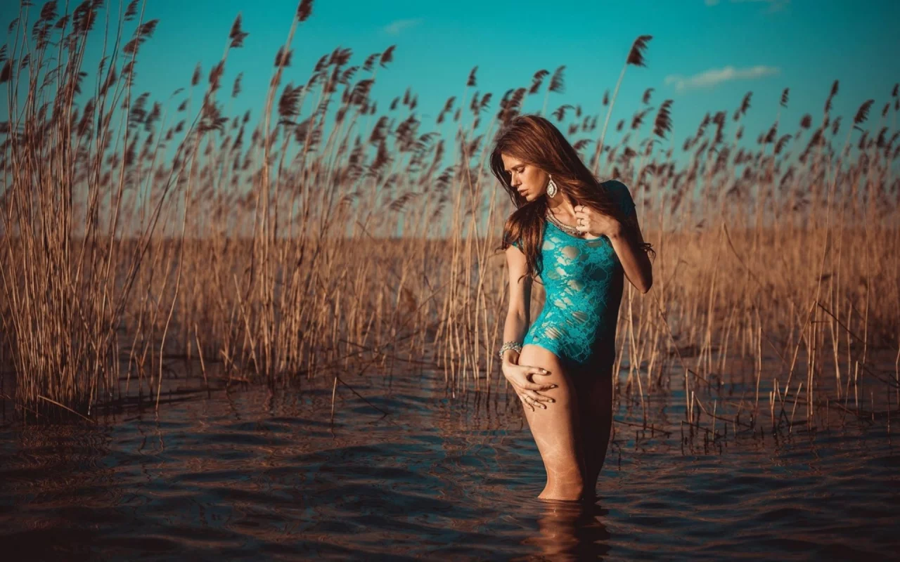 девушка, позирует, в купальнике, стоя, в воде