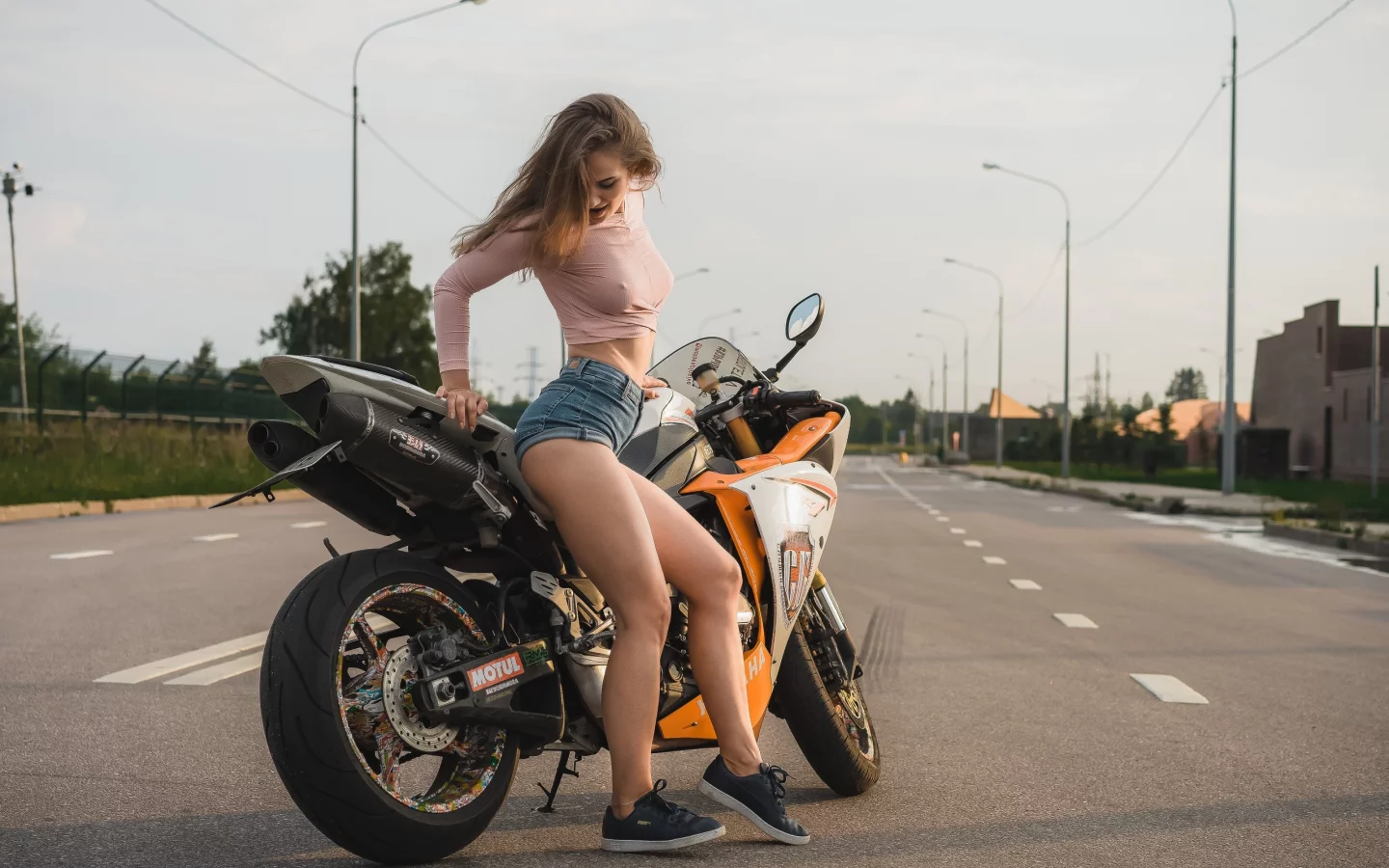 девушка, милая, симпатичная, шорты, кроссовки, байк, мотоцикл