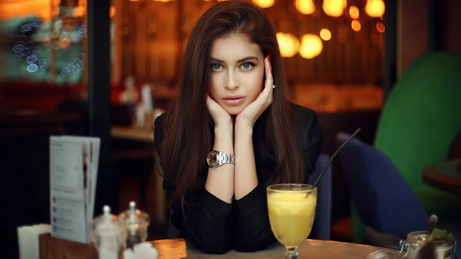 девушка, брюнетка, взгляд, фотосессия, за столом