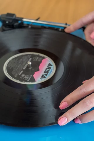 руки, пальцы, пластинка