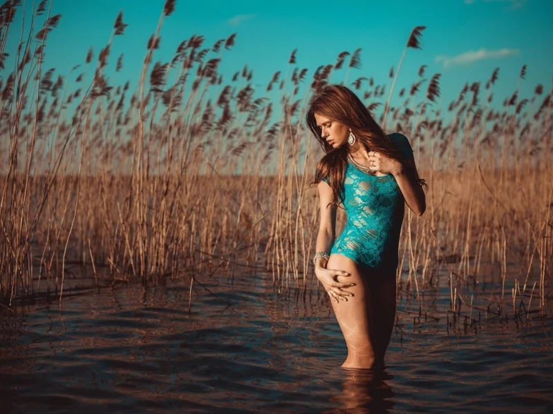 девушка, позирует, в купальнике, стоя, в воде