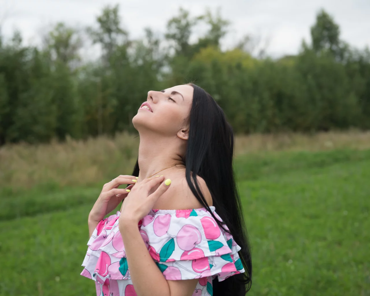 девушки, поле